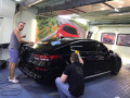 Мастера полируют автомобиль